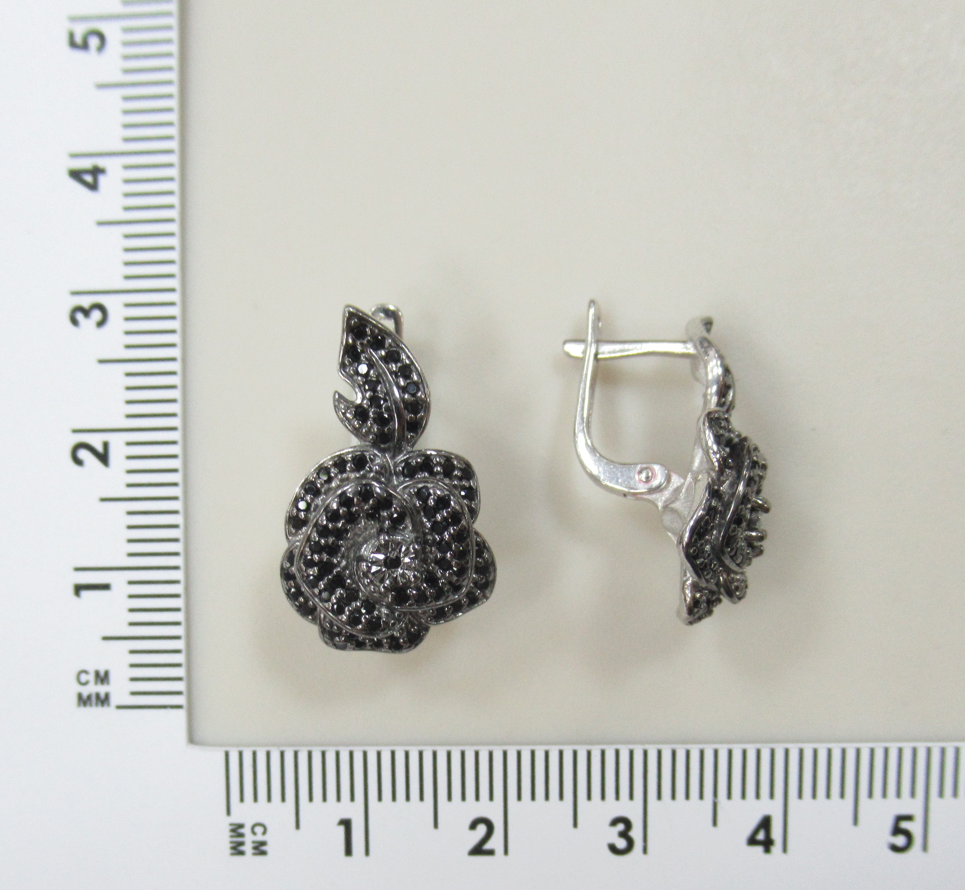 Серебряные серьги со шпинелью "Розы"